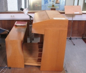 Diese elektronische Orgel begleitet derzeit unsere Gottesdienste.